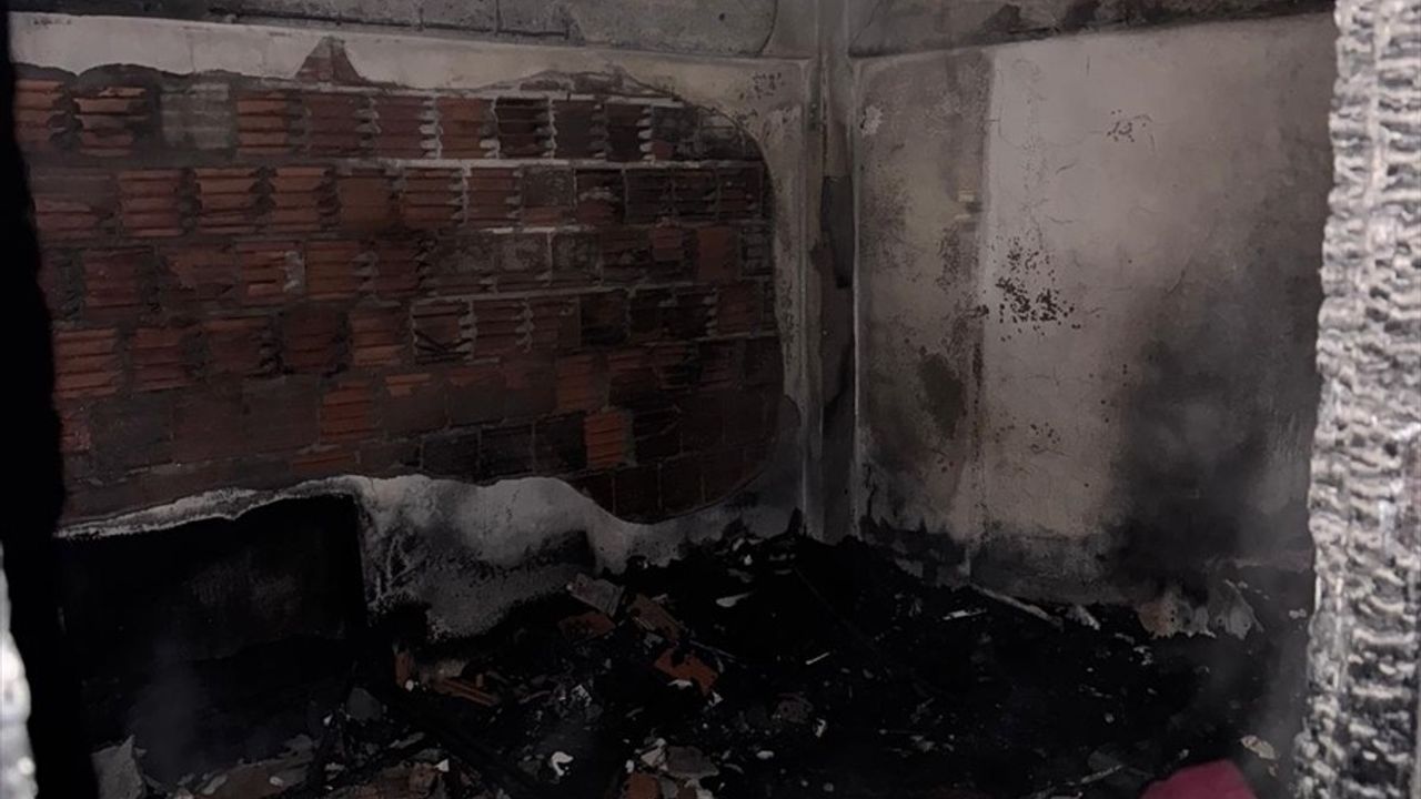 Balıkesir'deki Yangında Bir Kişi Hayatını Kaybetti, İtfaiyeci Yaralandı