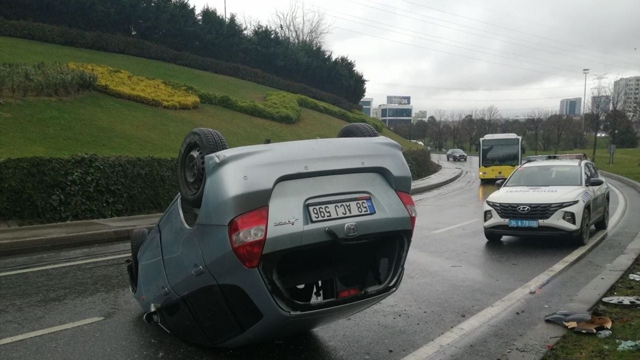 Başakşehir'deki Trafik Kazasında Üç Kişi Yara Almadan Kurtuldu