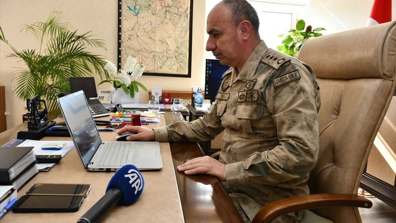 Batman Emniyet Müdürü ve İl Jandarma Komutanı, AA'nın Yılın Kareleri Oylamasına Katıldı