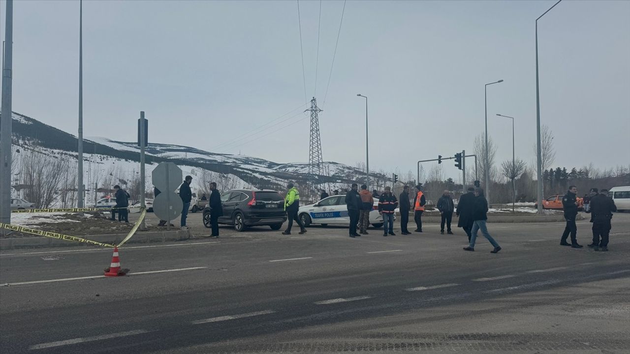 Bayburt'ta Araç Talihsizliği: Cipin Çarptığı Sürücü Ağır Yaralandı