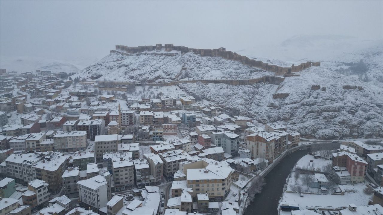 Bayburt'ta Etkili Kar Yağışı Cadde ve Sokakları Beyazla Kapladı