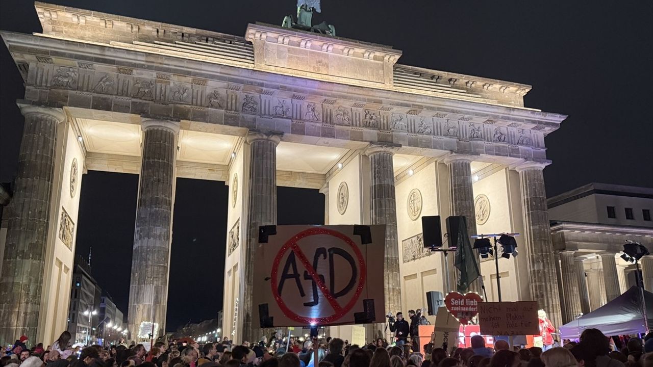 Berlin'de Aşırı Sağın Yükselişine Karşı Işıklı Gösteri Düzenlendi