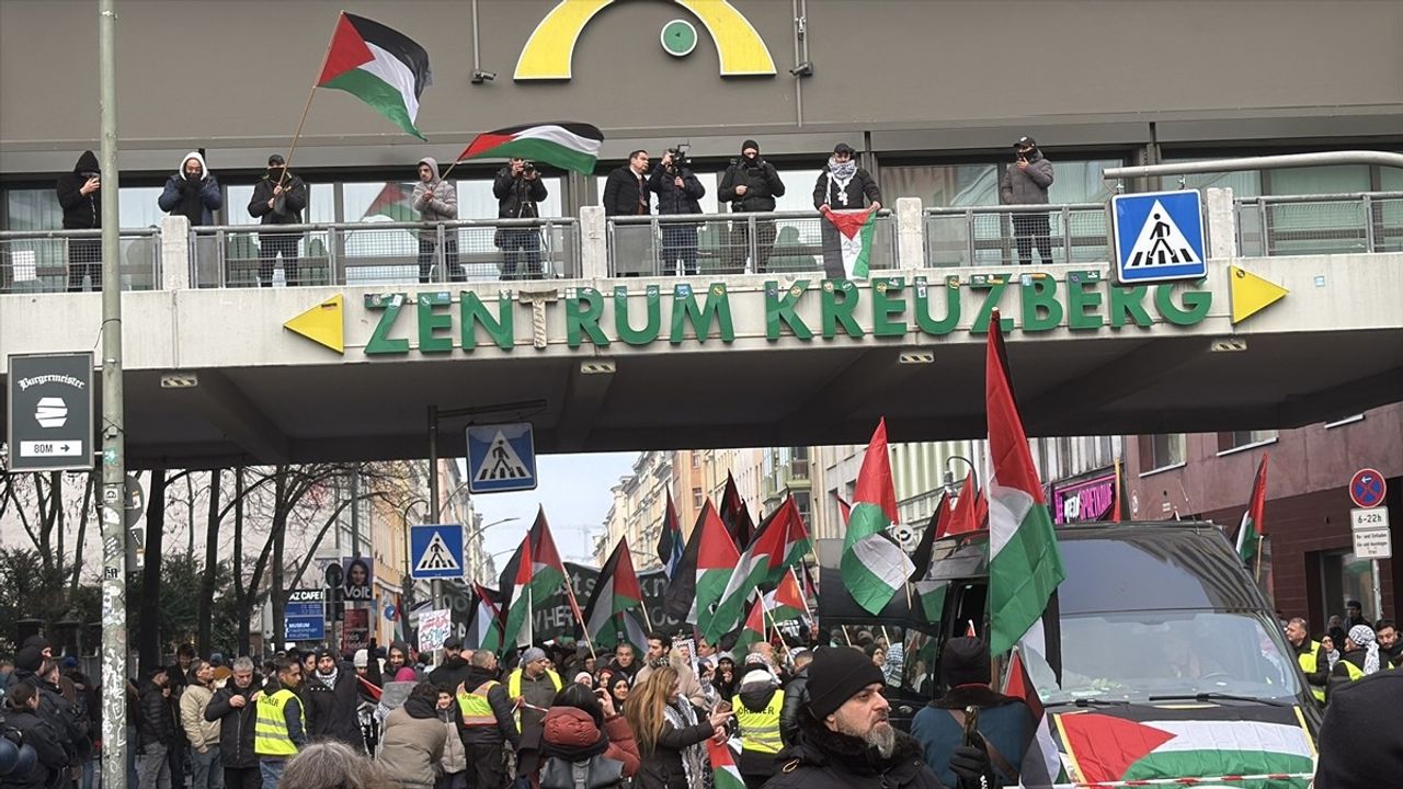 Berlin'de Binlerce Kişi Filistin'e Destek İçin Yürüdü