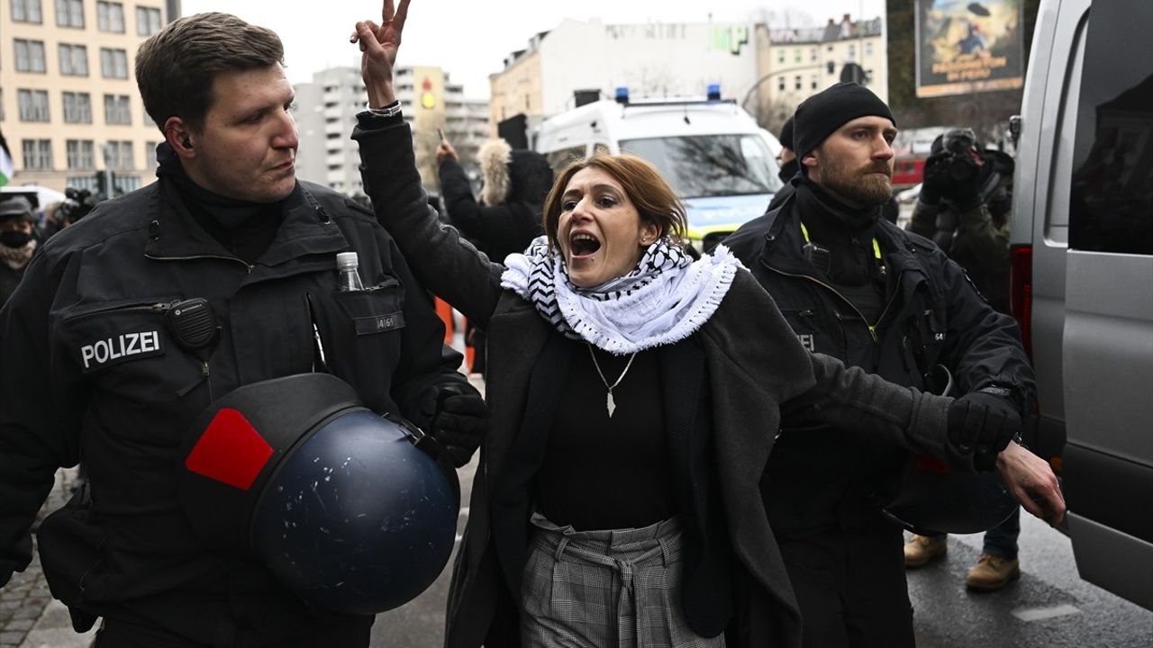 Berlin'de İsrail'in Gazze'ye Yönelik Saldırıları Protesto Edildi