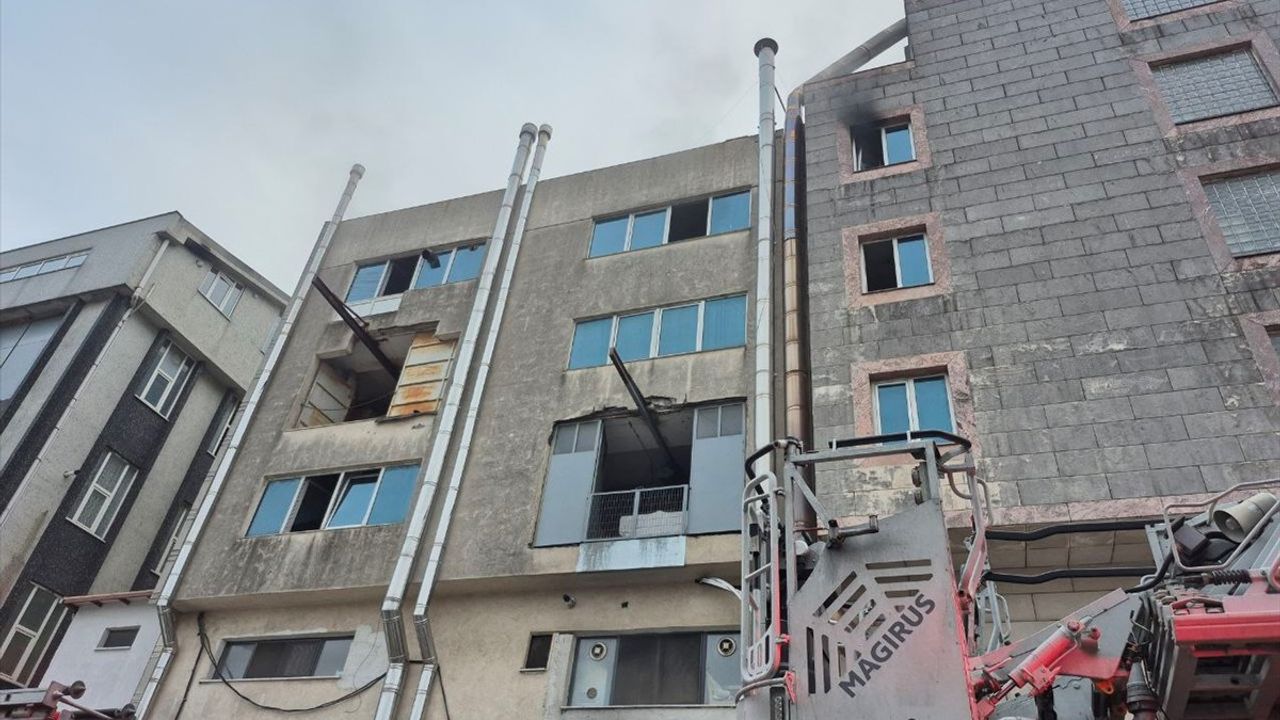 Beylikdüzü'nde İş Merkezinde Çıkan Yangın Kontrol Altına Alındı