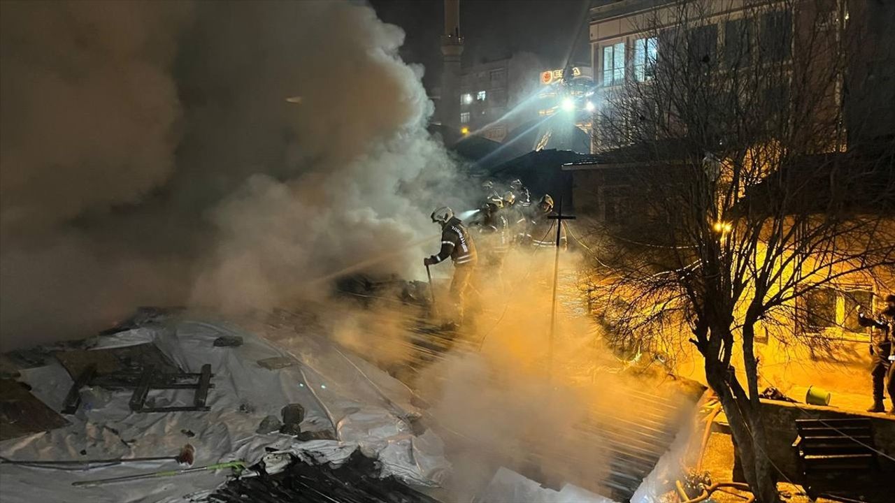 Beyoğlu'nda Yangın: Üç Gecekondunun Yıkımına Neden Oldu