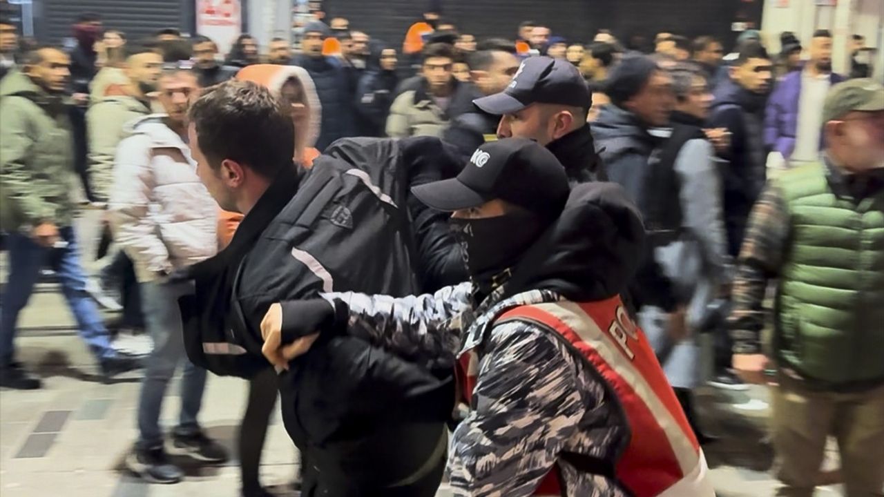 Beyoğlu'nda Yeni Yıl İle Birlikte Kavga: Polis Müdahalesi Gerekli Oldu