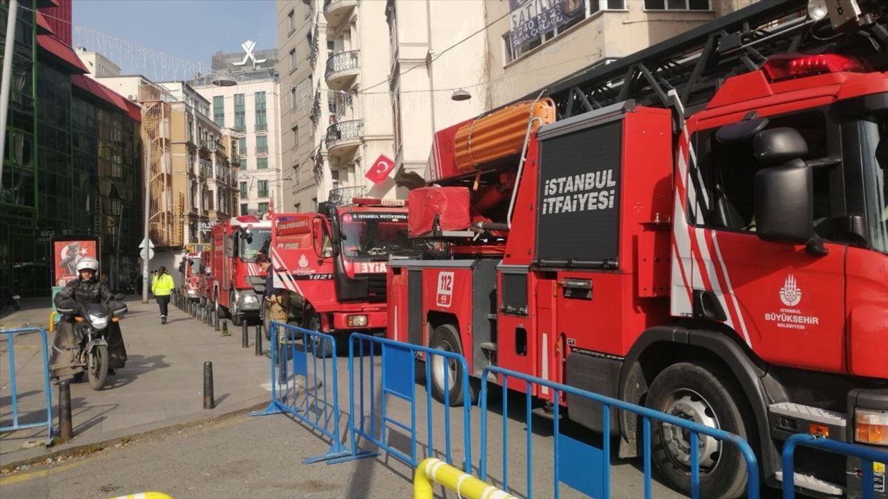 Beyoğlu'ndaki Otelde Sauna Yangını Kontrol Altına Alındı