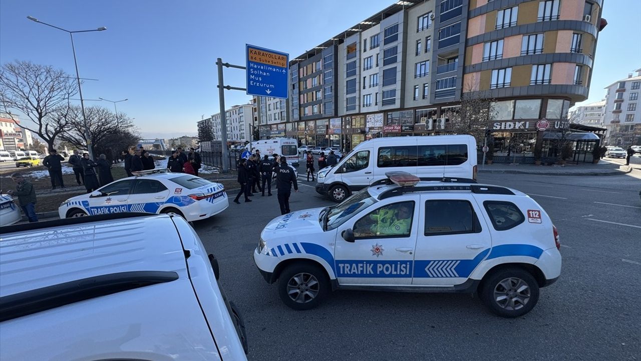 Bingöl'de Ekip Oto, Minibüs ile Çarpıştı: 1 Polis Yaralı