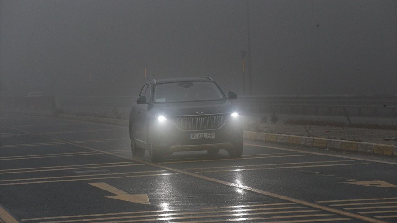 Bolu Dağı'nda Sis ve Sağanak Trafik Güvenliğini Tehdit Ediyor