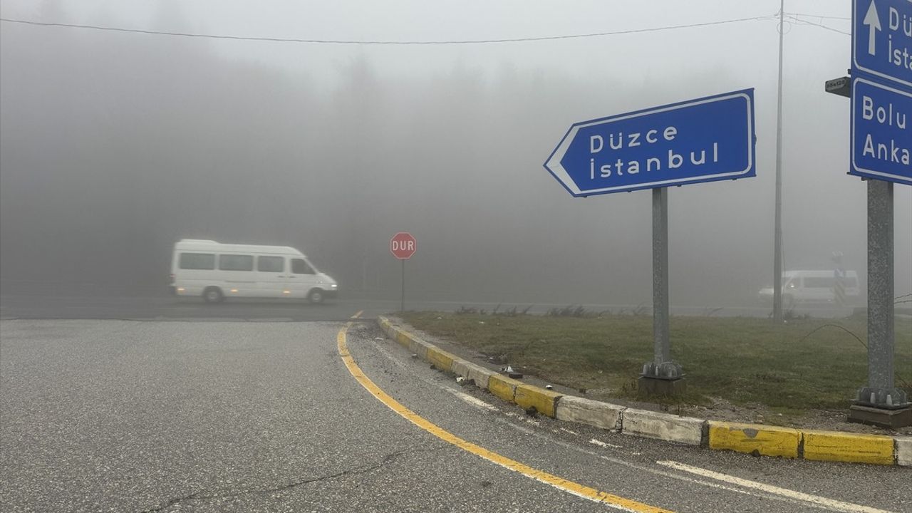 Bolu Dağı'nda Sis ve Sağanak Yağış Nedeniyle Görüş Mesafesi Düşüyor