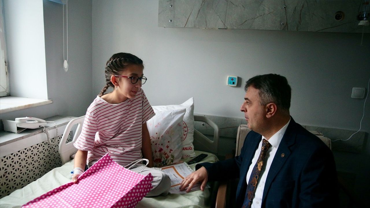 Bolu'daki Hastanede Tedavi Gören Çocuklar Karnelerini Aldı