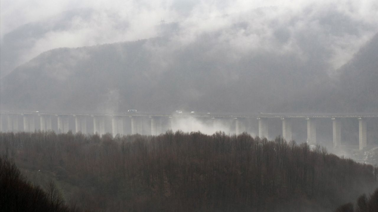 Bolu Geçişinde Sis ve Sağanak Ulaşımı Olumsuz Etkiliyor