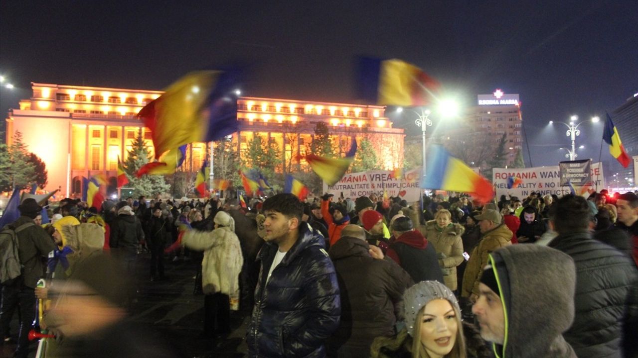 Bükreş'te On Binlerce Kişi Cumhurbaşkanlığı Seçiminin İptalini Protesto Etti