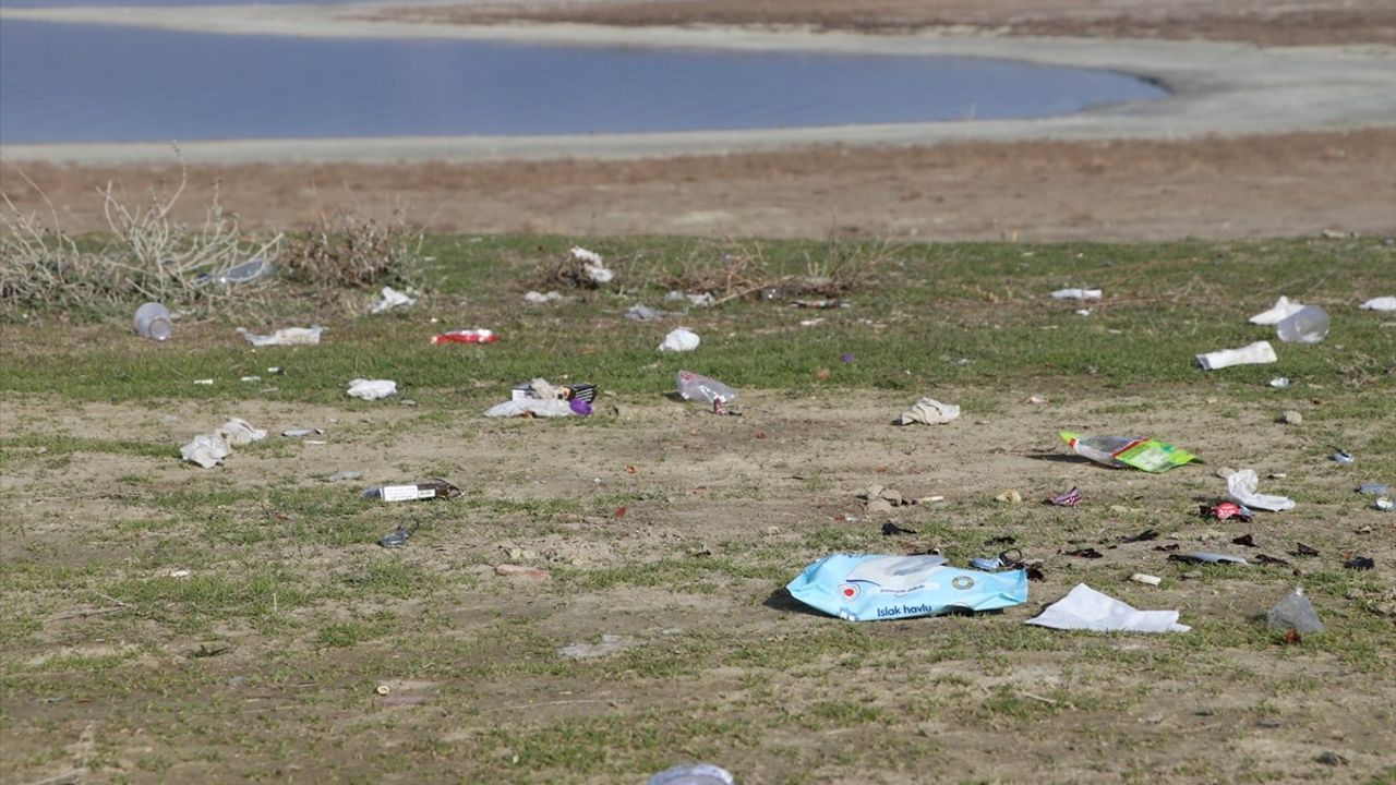 Burdur Gölü'ndeki Su Kaybı ve Atık Kirliliği Ciddiyetini Koruyor