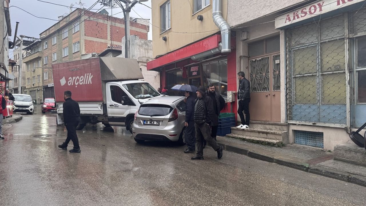 Bursa'da Polisin 'Dur' İhtarı: Ehliyetsiz Sürücü Kovalamaca Sonrası Yakalandı