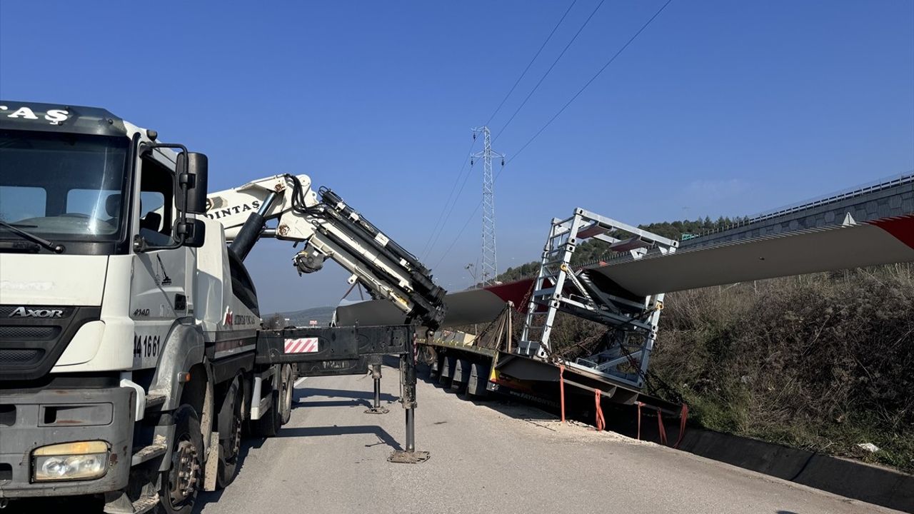 Bursa'da Rüzgar Türbini Kanadını Taşıyan Tır Su Kanalına Düştü