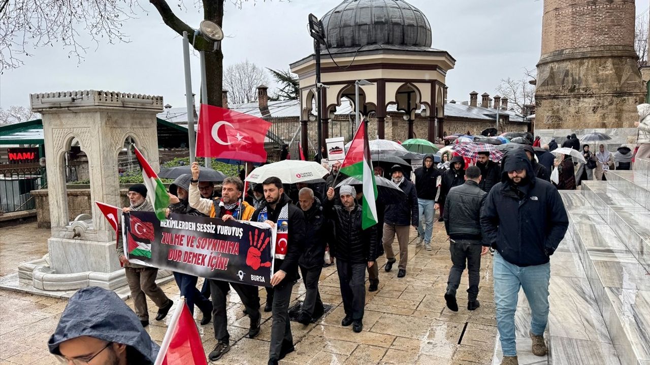 Bursa'da Sağlık Çalışanları ve Hekimlerden Filistin'e Destek Yürüyüşü