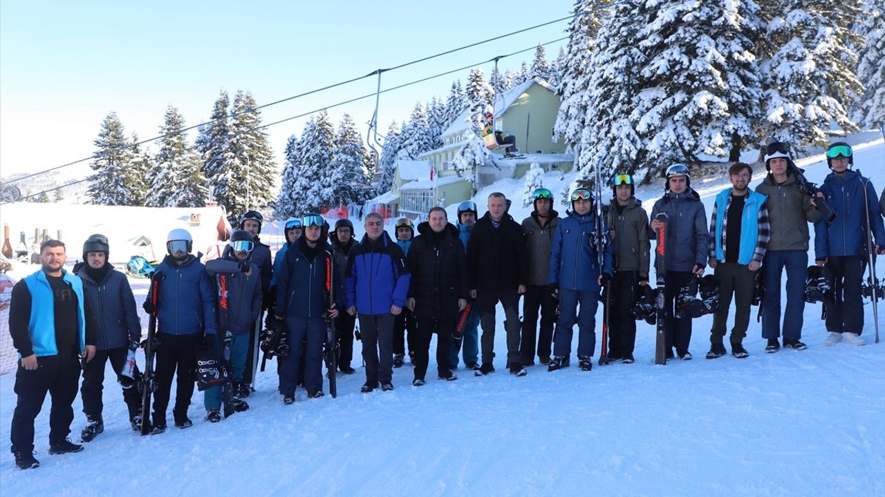 Bursa'daki Üniversite Öğrencileri Uludağ Gençlik Kampı'nda Kayak Eğitimi Alıyor