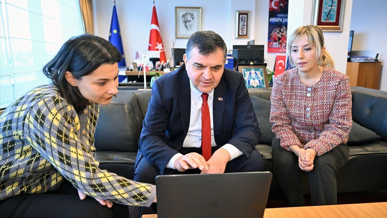 Büyükelçi Faruk Kaymakcı, Anadolu Ajansı'nın 'Yılın Kareleri' Oylamasına Katıldı