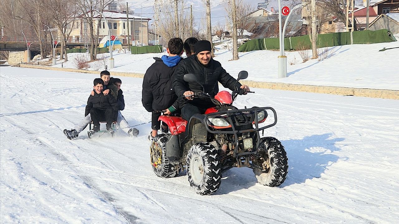 Buz Tutmuş Çoruh Nehri'nde Kızak Keyfi Yaşanıyor