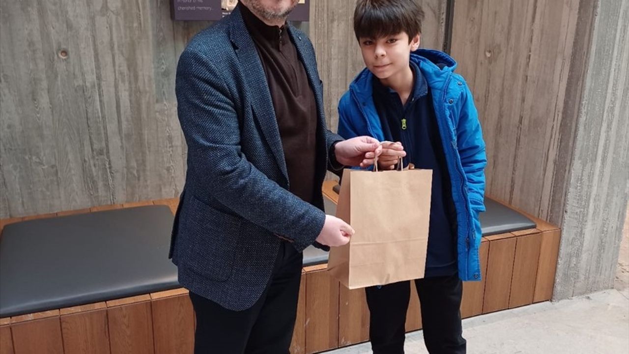 Çanakkale'den Öğrenci, 1000 Yıllık Sikke Buldu ve Troya Müzesi'ne Teslim Etti