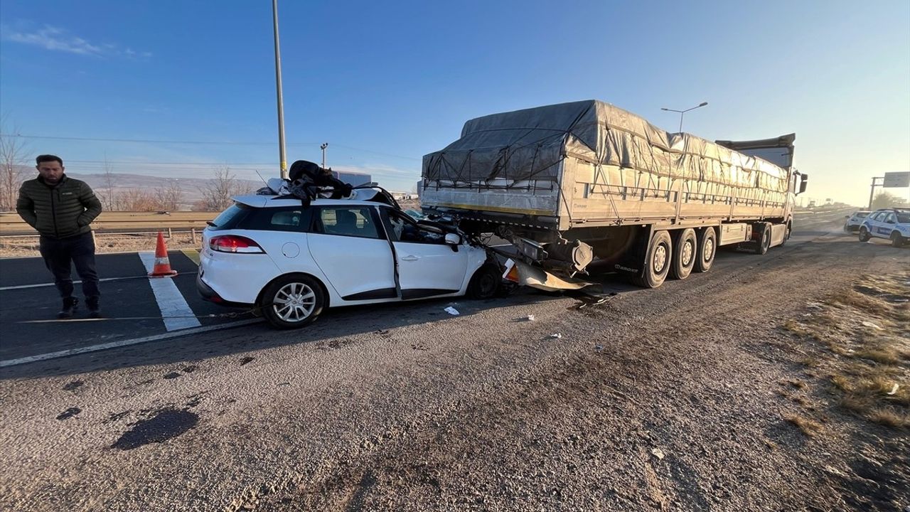 Çankırı'da Tır Dorsesine Çarpan Otomobilde 5 Kişi Yaralandı