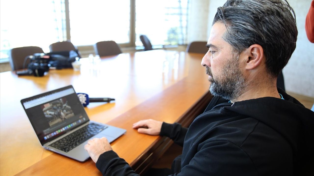 Çaykur Rizespor Teknik Direktörü İlhan Palut, Anadolu Ajansı'nın 'Yılın Kareleri' Oylamasına Katıldı