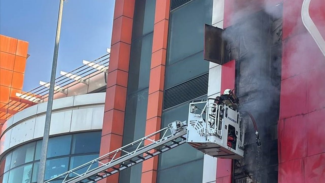 Çekmeköy'de Mobilya Mağazasında Yangın Kontrol Altına Alındı