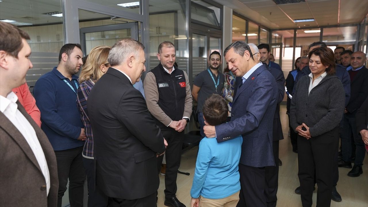 CHP Genel Başkanı Özgür Özel, Beşiktaş Belediyesi Çalışanlarına Ziyarette Bulundu