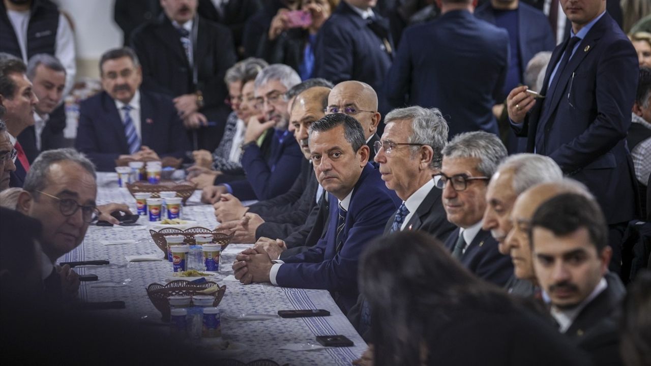 CHP Genel Başkanı Özgür Özel'den Veli Ağbaba'ya Taziye Ziyareti