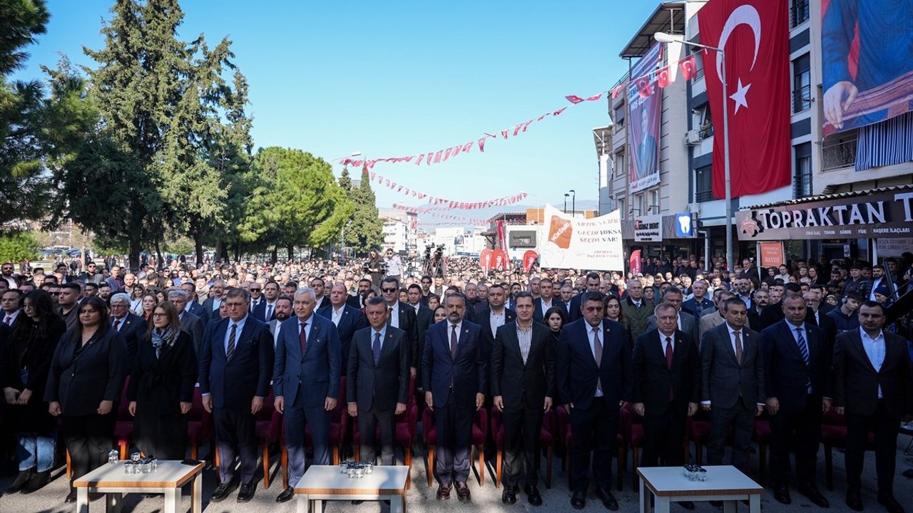 CHP Genel Başkanı Özgür Özel İzmir'deki Törende Gençlere Seslendi