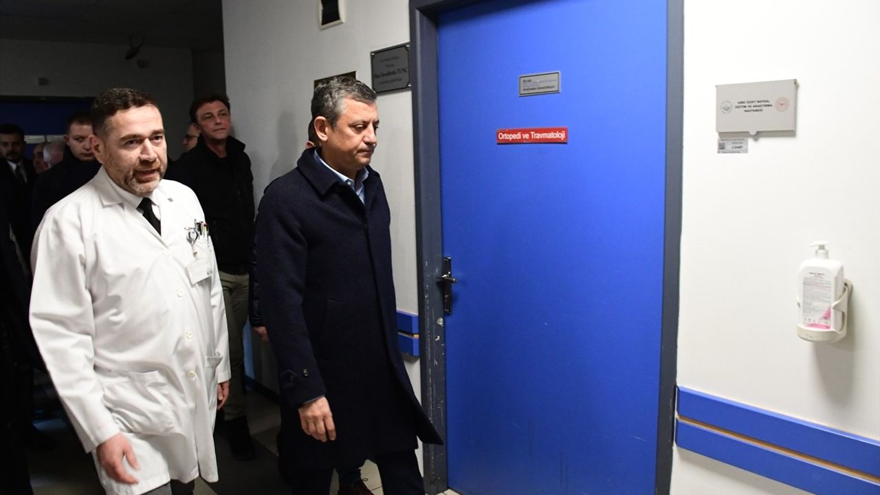 CHP Genel Başkanı Özgür Özel, Kartalkaya'daki Otel Yangınında Yaralananları Ziyaret Etti