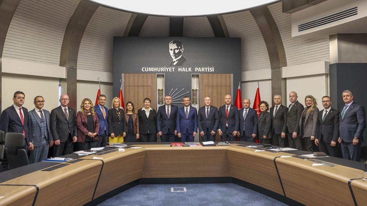 CHP Genel Başkanı Özgür Özel, Türk Eczacıları Birliği Heyetini Ağırladı