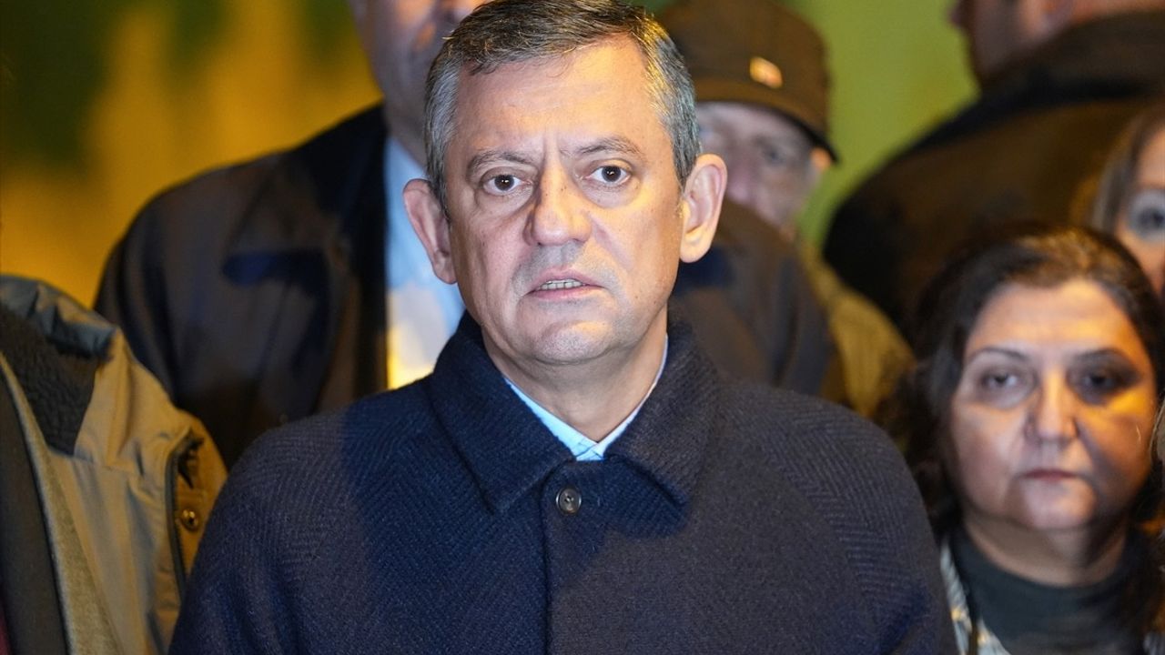 CHP Lideri Özel, Tutuklu Beşiktaş Başkanı Akpolat'ı Ziyaret Etti