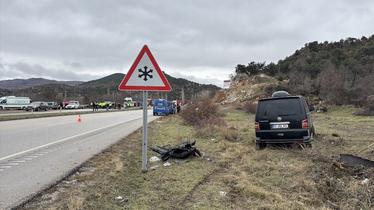 Çorum'da Zincirleme Trafik Kazası: 2 Ölü, 5 Yaralı