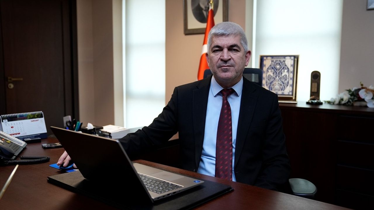 Cumhurbaşkanlığı Kütüphaneler Daire Başkanı Ayhan Tuğlu, Anadolu Ajansı'nın 'Yılın Kareleri' Oylamasında