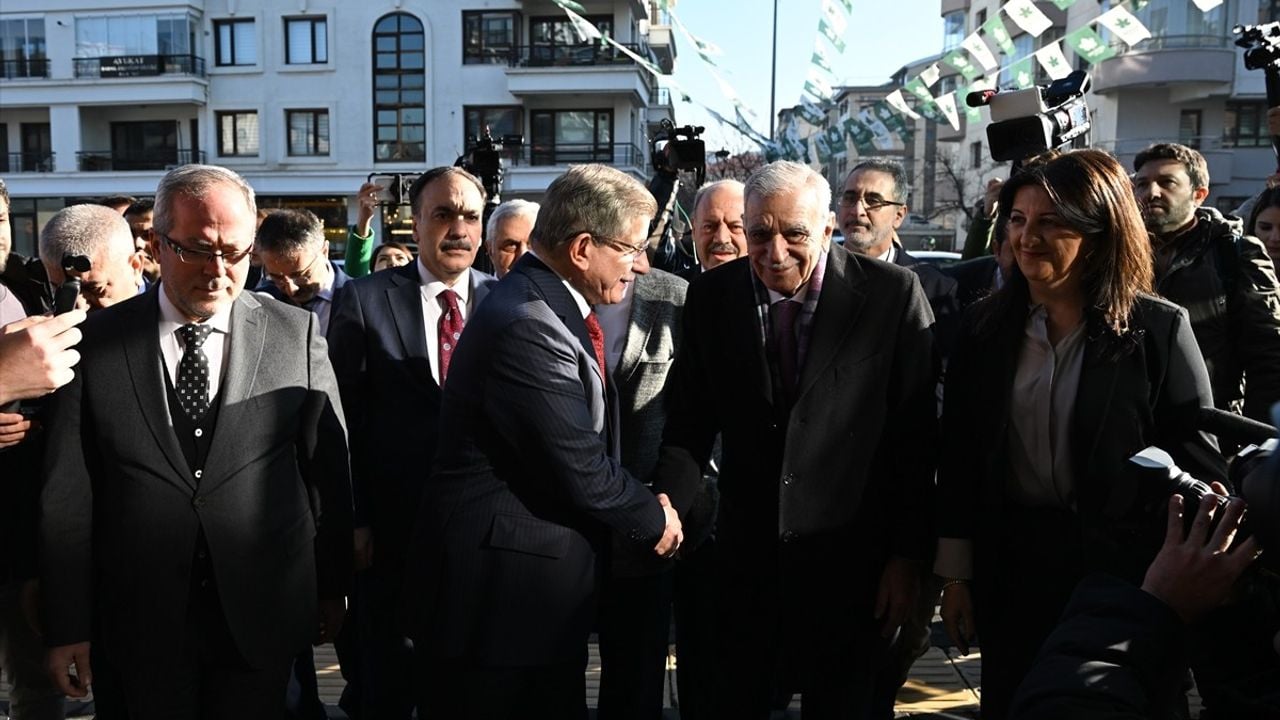 DEM Parti Heyeti, Gelecek Partisi Genel Başkanı Davutoğlu ile Görüştü