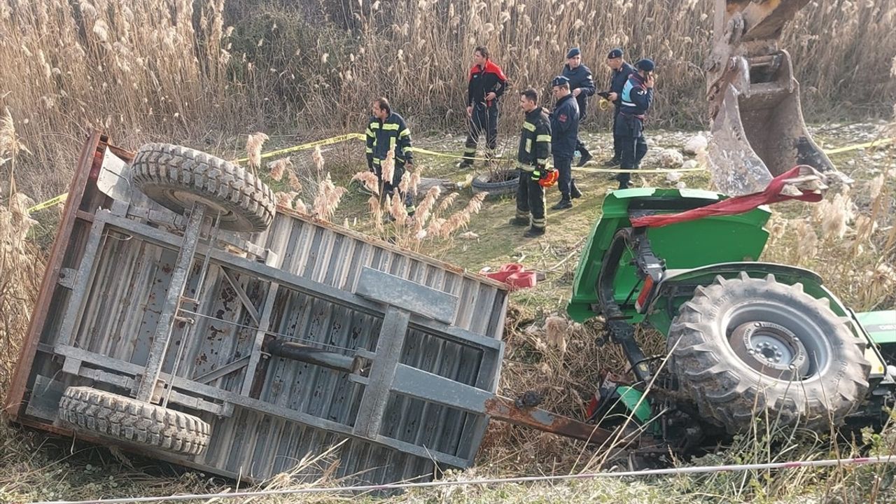 Denizli'de Devrilen Traktörde Sürücü Hayatını Kaybetti