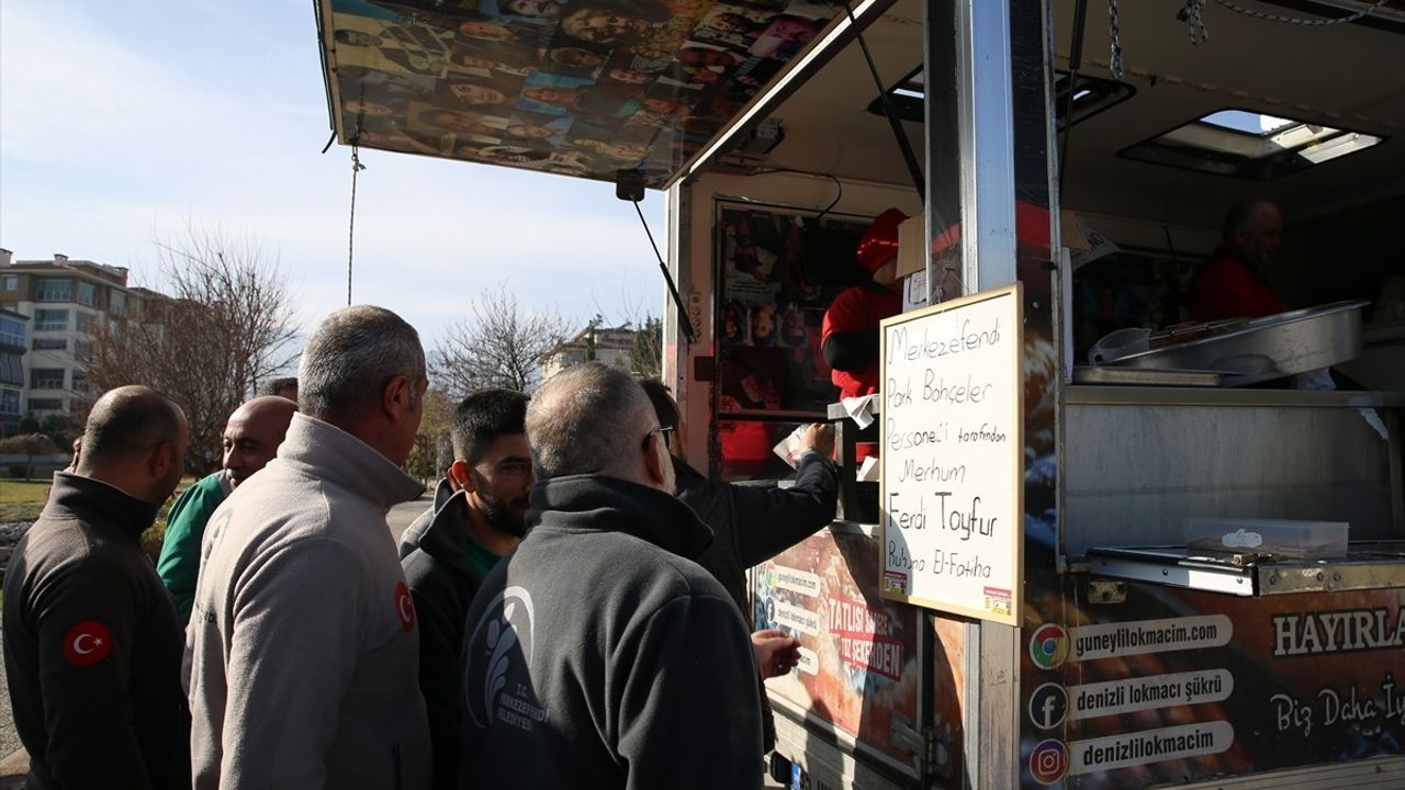 Denizli'de Ferdi Tayfur Anısına Lokma Dağıtımı Gerçekleştirildi