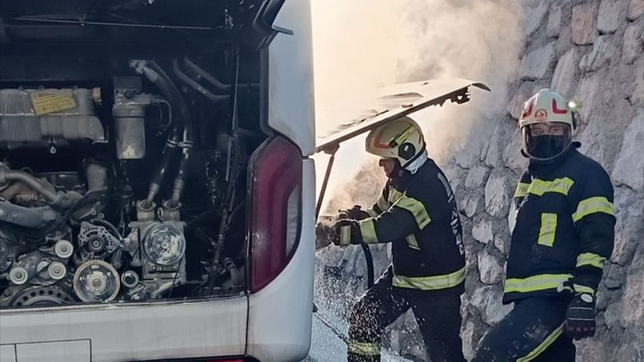 Denizli'de Seyir Halindeki Yolcu Otobüsünde Yangın Çıktı