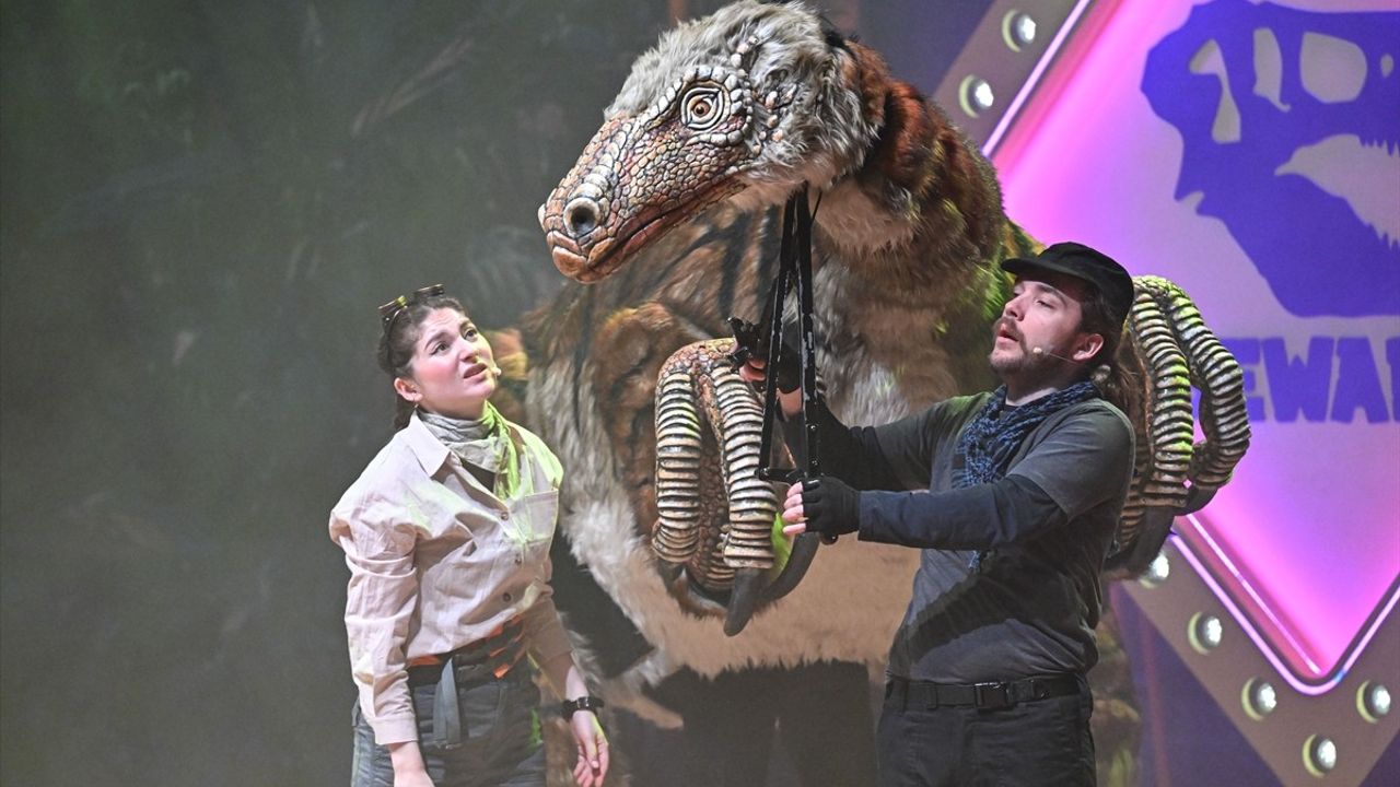 Dinosaur World Live Tiyatro Gösterimi Ankara'da İzleyicilerle Buluştu