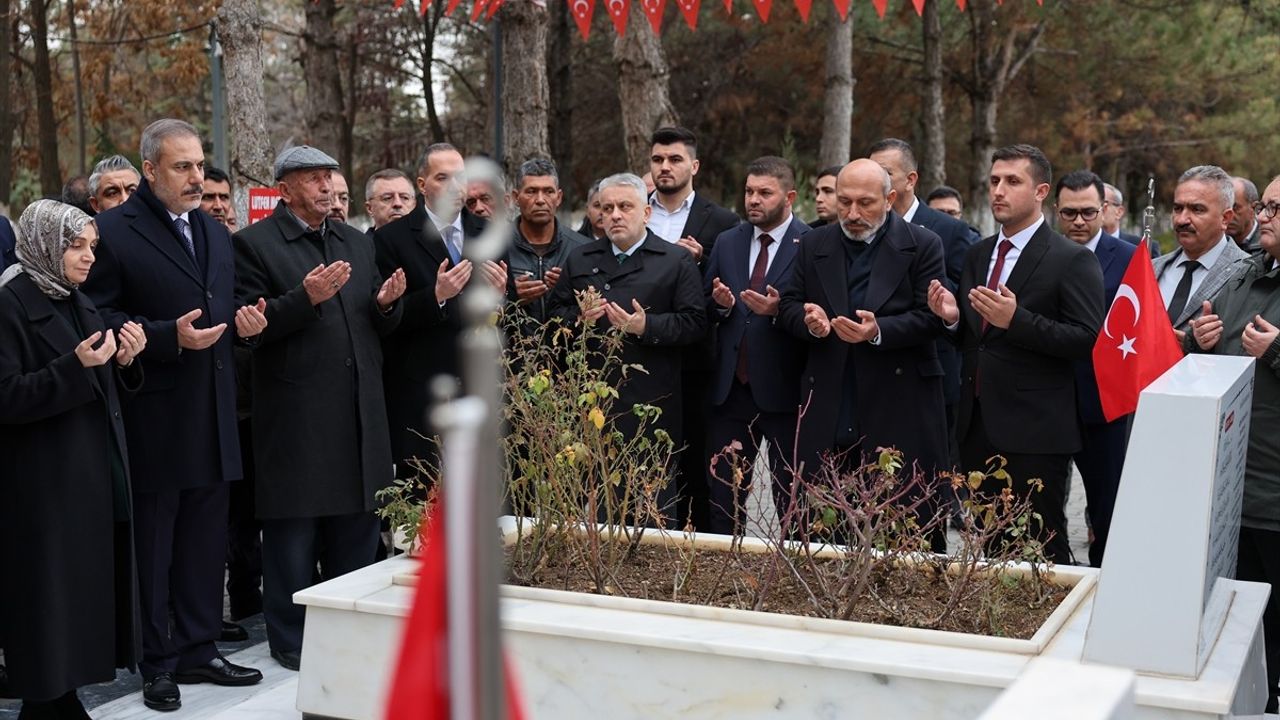 Dışişleri Bakanı Hakan Fidan, Niğde'de Şehit Ömer Halisdemir'in Babasıyla Görüştü