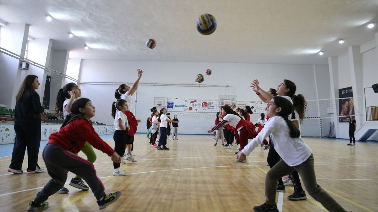 Diyarbakır'da Dezavantajlı Kız Öğrenciler Spora Kazandırılıyor