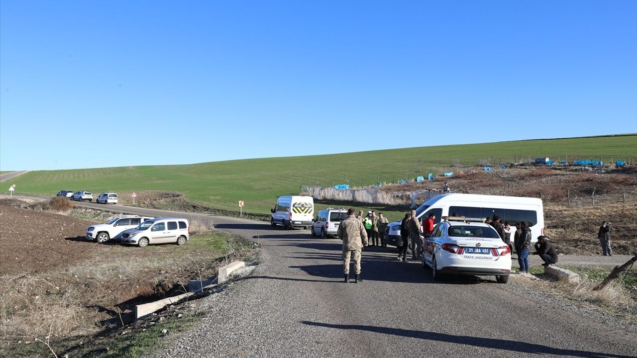 Diyarbakır'da Servis Minibüsü Devrildi: 9 Yaralı