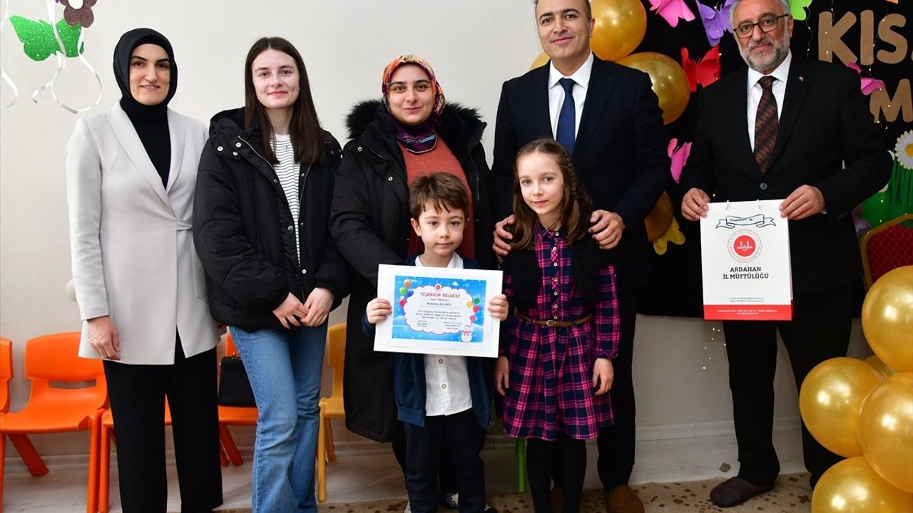 Doğu Anadolu'da Öğrenciler Karnelerini Aldı