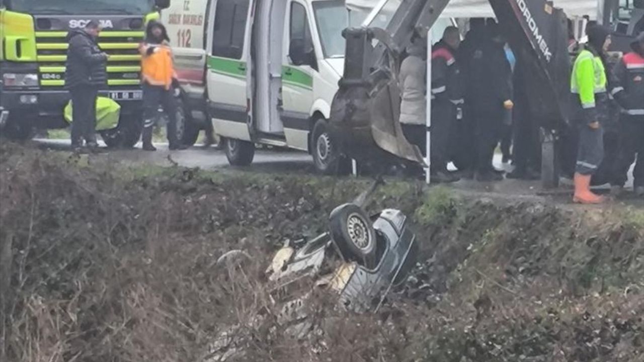 Düzce'de Dereye Devrilen Otomobildeki Sürücü Hayatını Kaybetti