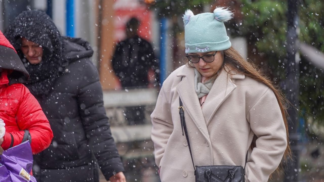 Edirne'de Kar Yağışı Yeniden Başladı: Sıcaklık Düşüşte!