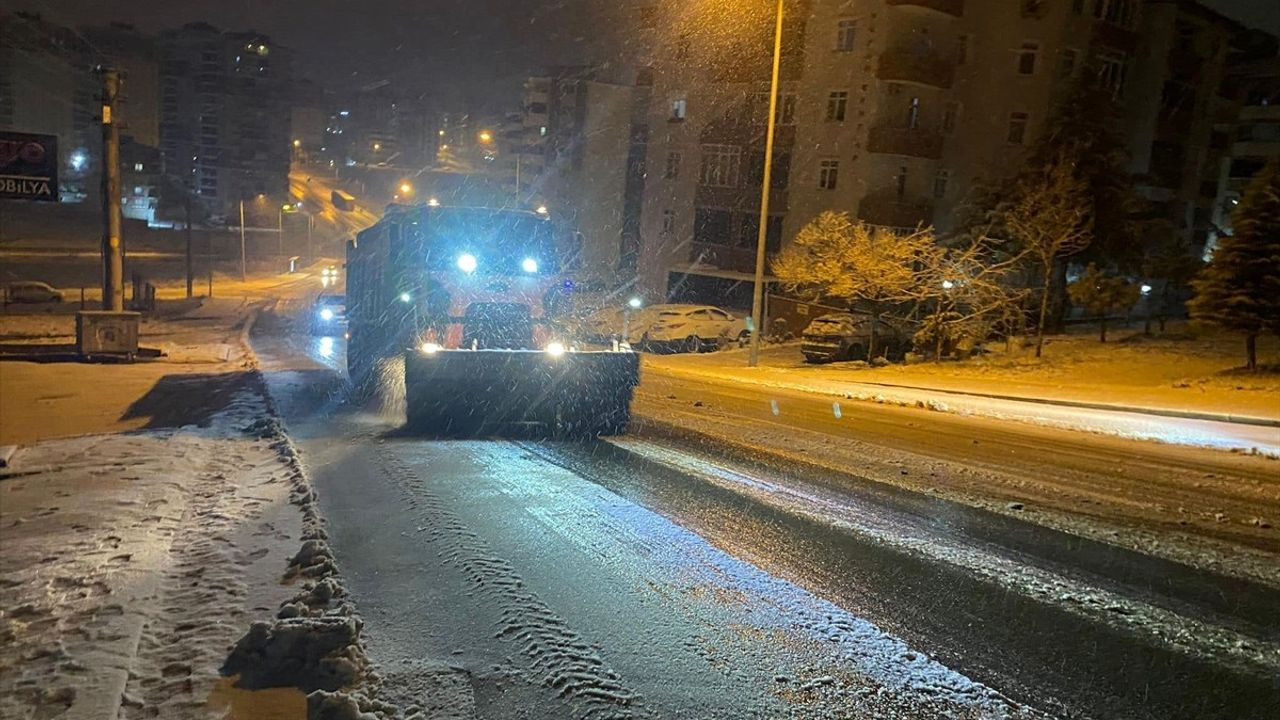 Edirne'de Karla Mücadele Çalışmaları Devam Ediyor