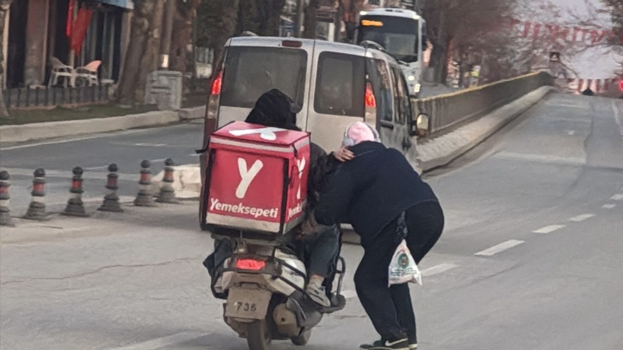 Edirne'de Kaykay İle Tehlikeli Yolculuk Kameralara Yansıdı